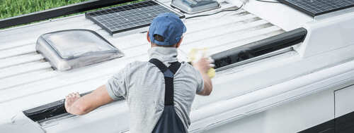 Comment nettoyer un panneau solaire de camping-car